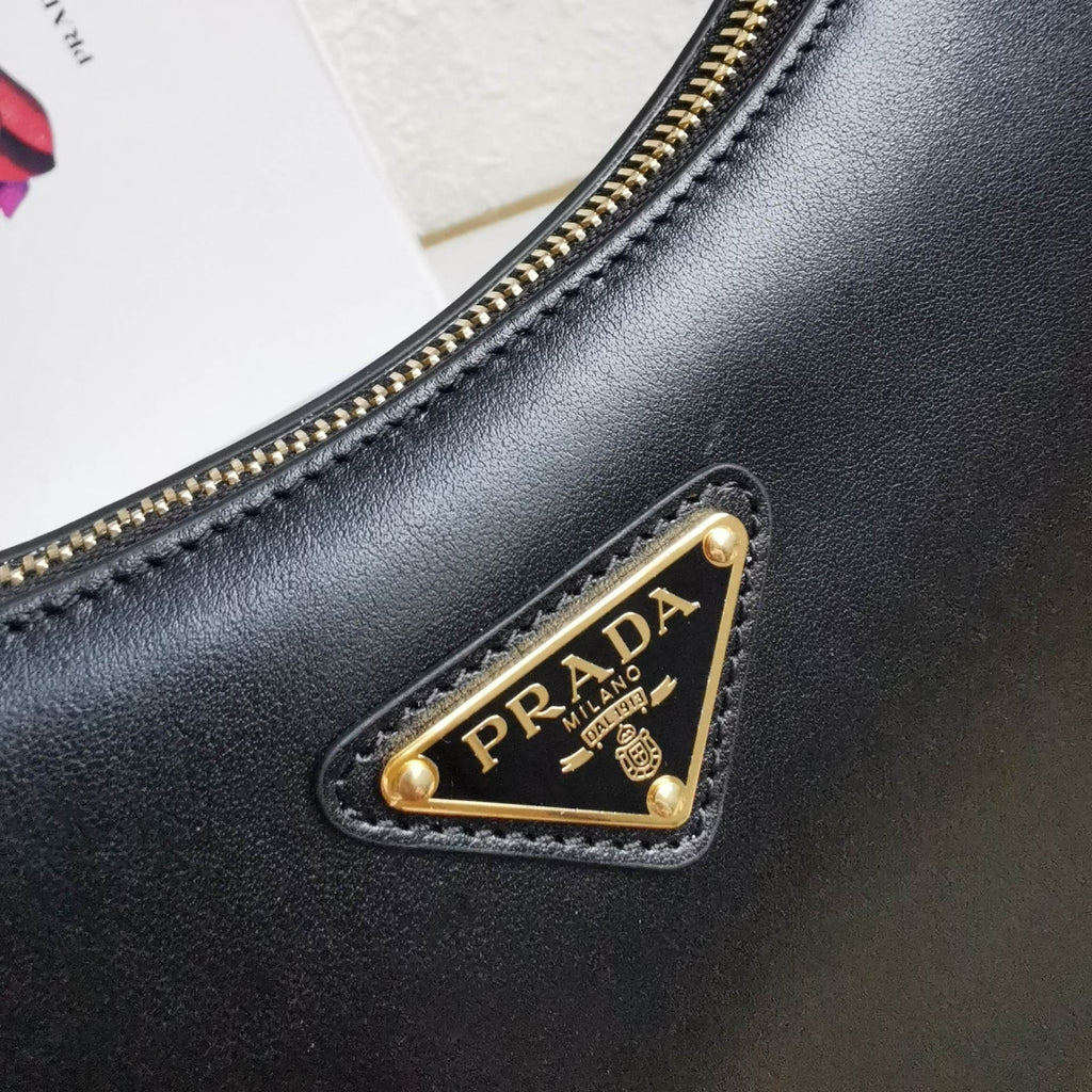 Arqué Small Leather Shoulder Bag