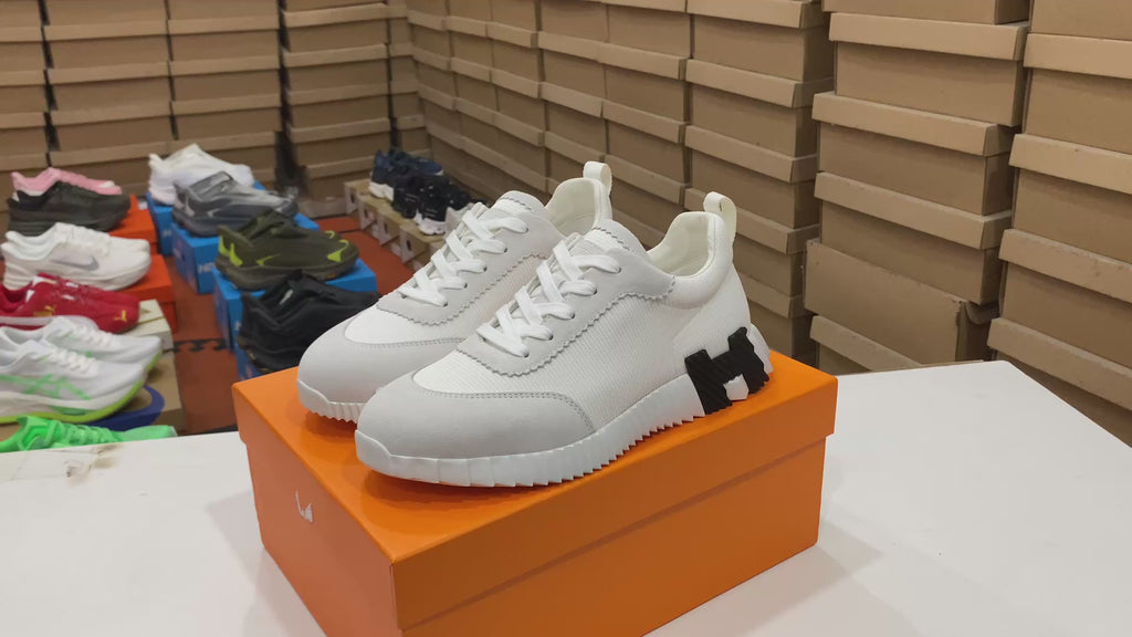 Bouncing Sneaker