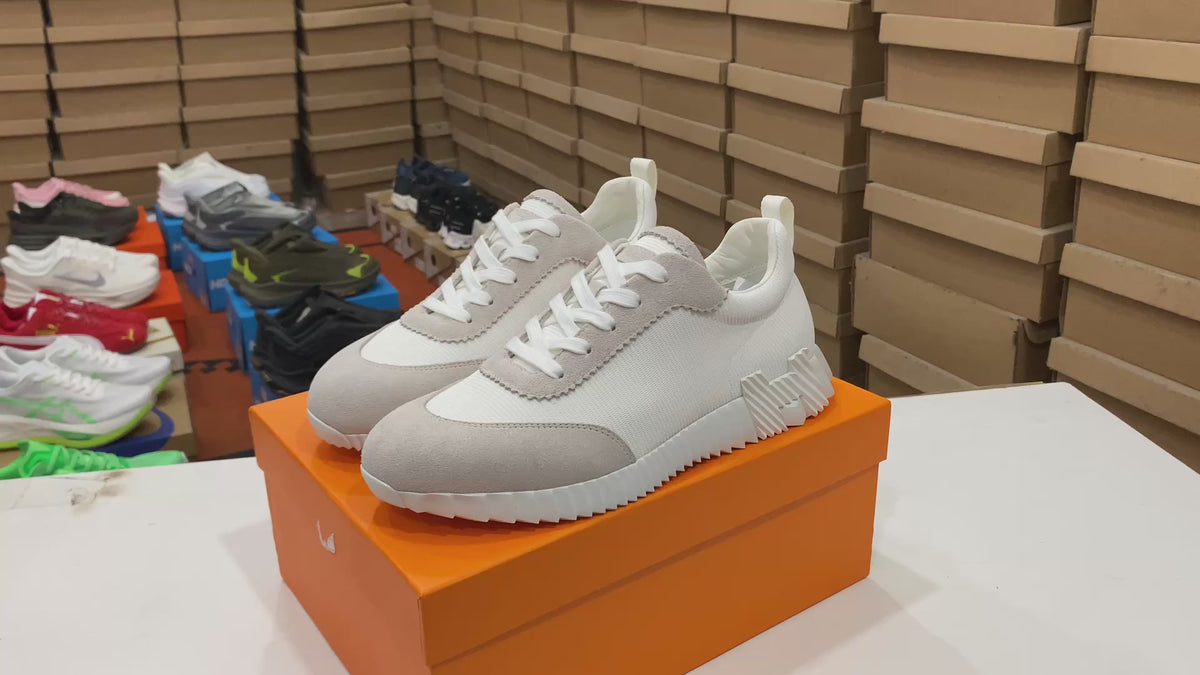 Bouncing Sneaker