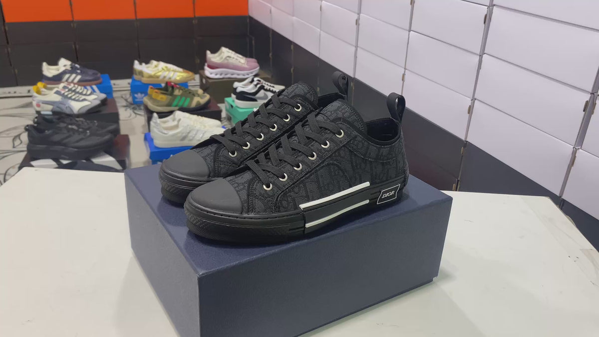 B23 League Low-Top Sneaker